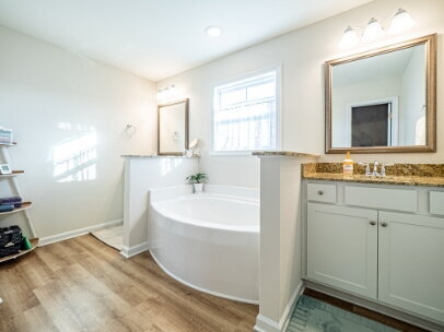 Building Photo - HUGE Owner's Suite!