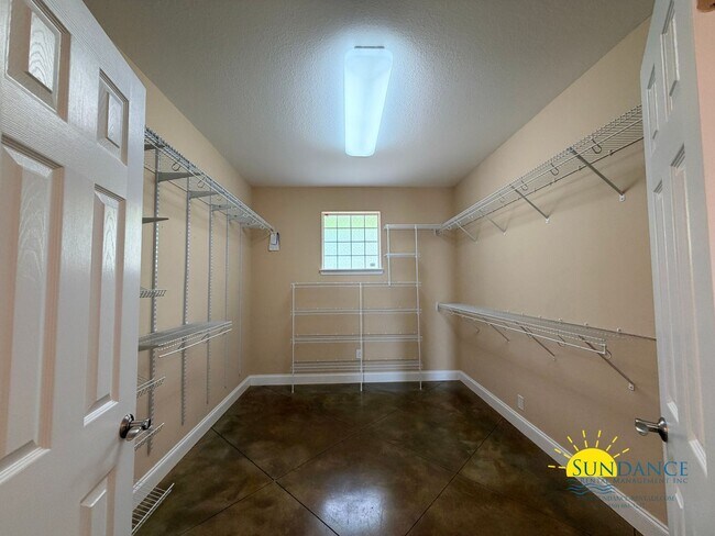 Building Photo - 249 Beachview Dr NE