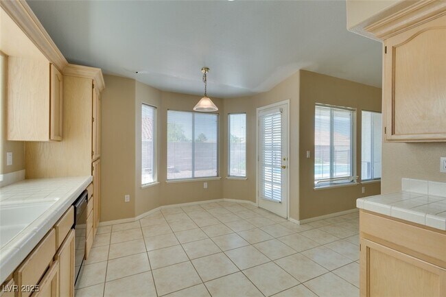 Building Photo - 1744 Knotty Pine