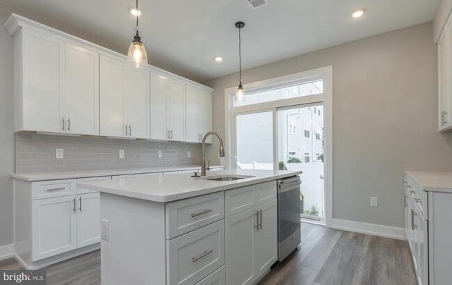 Primary Photo - 140 W Huntingdon St