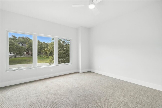 Building Photo - 512 Cowal Dr S