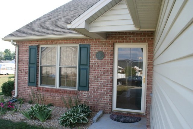 Primary Photo - Charming 3-Bedroom End Unit Townhouse in B...