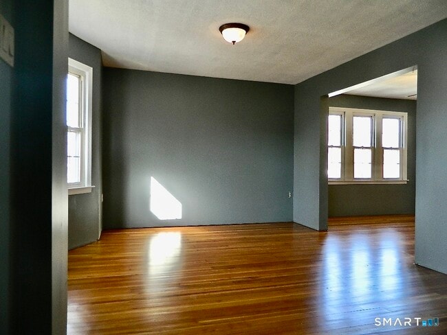 Building Photo - 37 Elm St