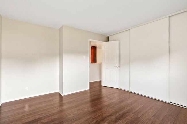 Building Photo - Top Floor 1Bd/1Ba Condo Community with Ten...