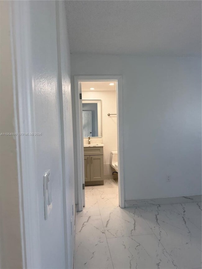 Building Photo - 9365 Fontainebleau Blvd