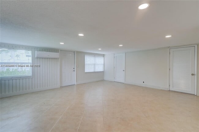 Building Photo - 308 N Crescent Dr