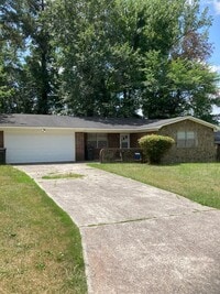 Building Photo - 3 Bedroom 2 Bath House with Double Garage ...