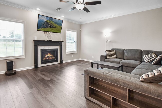 Building Photo - Pet Friendly Four Bedroom with Bonus!
