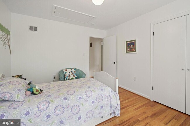 Building Photo - 4208 Maple Terrace