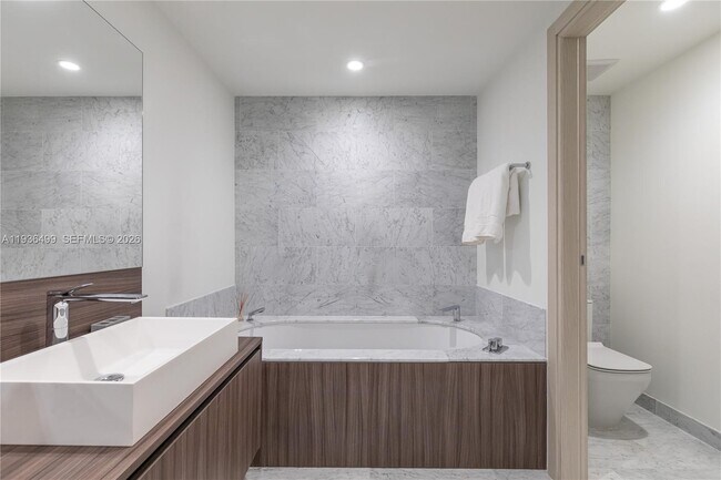 Building Photo - 1000 Brickell Plaza