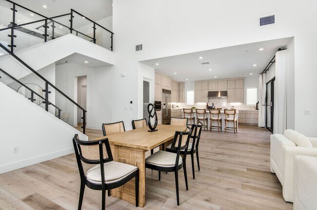Building Photo - Fantastic 5 bed 4.5 bath with Pool in Porter Ranch !