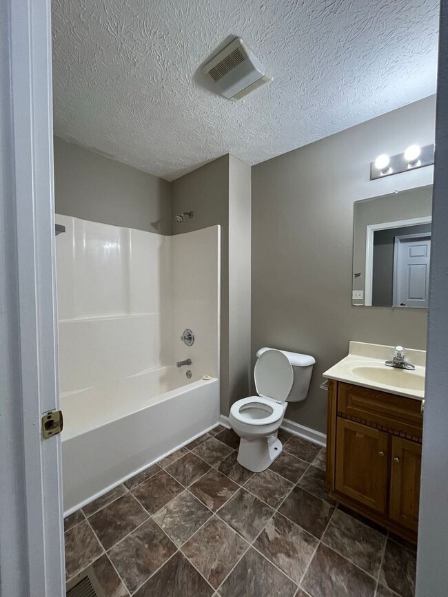Building Photo - 3 bedroom, 2 bathroom house located in New...