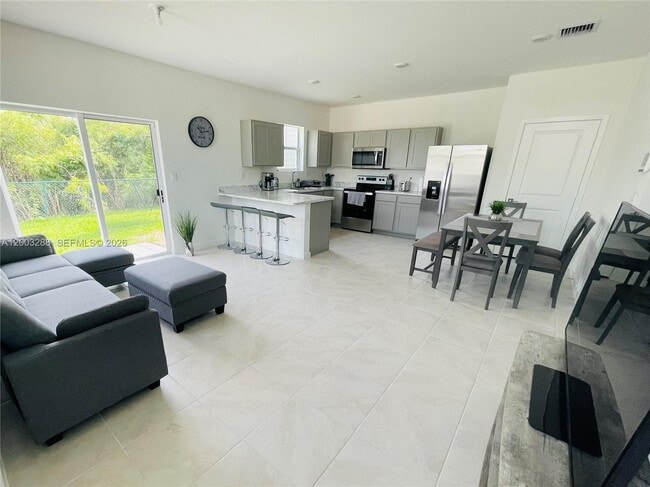 Building Photo - 916 SE 19th St