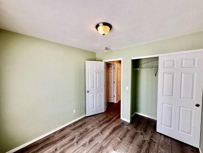 Building Photo - "Charming Centennial Retreat: Spacious 3-Bedroom Home with 2.5 Baths!