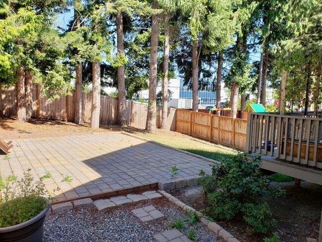 Building Photo - Lovely 3 Bedroom Home with 2 Car Garage