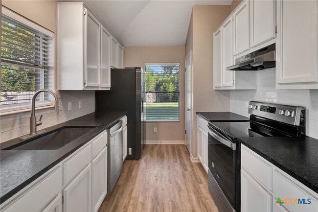 Building Photo - 515 Versailles St