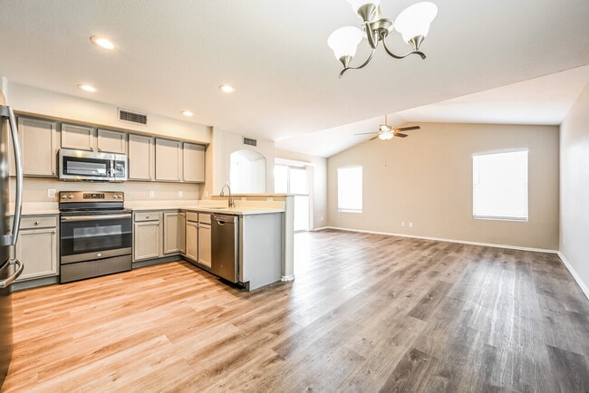 Building Photo - 1109 W Bluefield Ave