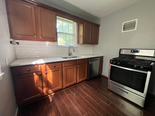 Building Photo - 3 Bedroom 1 Bathroom House in Minneapolis!