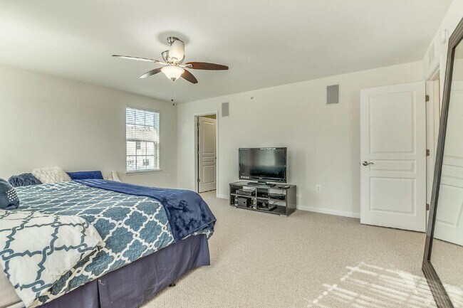 Building Photo - 3-bedroom, 2.5-bathroom condo with a great open-concept main level.