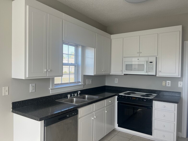 Kitchen - 3309 Whitlock Dr N