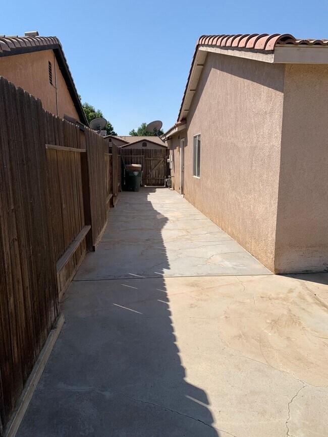 Building Photo - 5404 El Palacio Dr