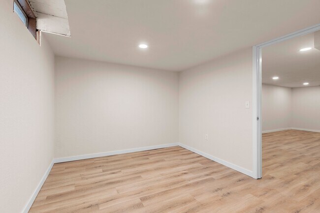 Building Photo - 1045 Green Acres Ln