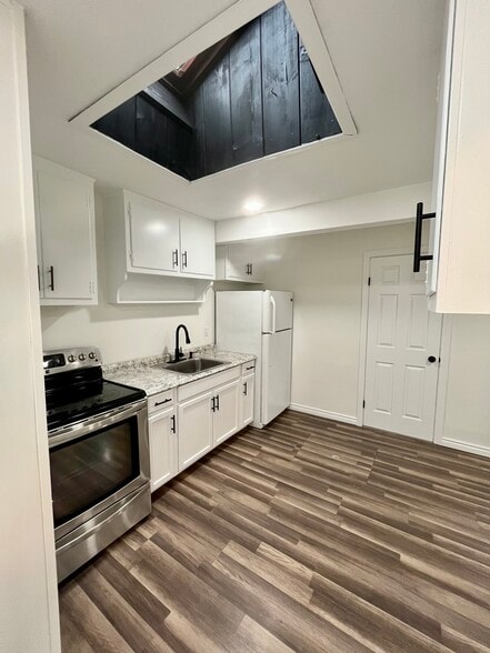 Building Photo - 39 School House Rd