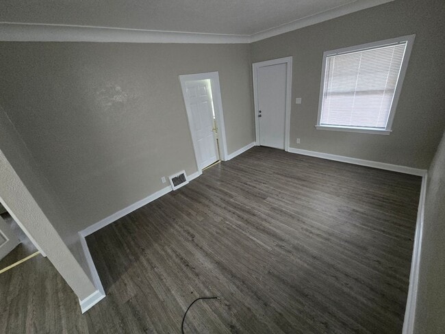 Building Photo - 2 Bedroom House