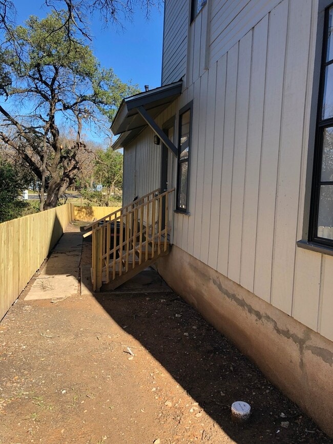 Building Photo - 3bed/1.5bath w/ Carport