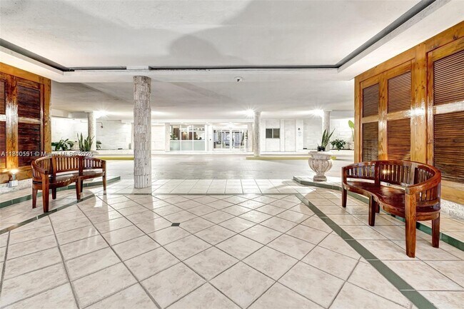 Building Photo - 2655 Collins Ave