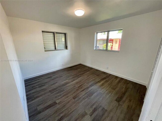 Building Photo - 2 bedroom in Hallandale FL 33009