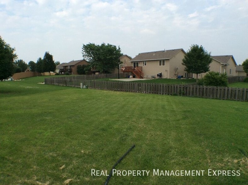 Building Photo - 1608 S Campbell Trail
