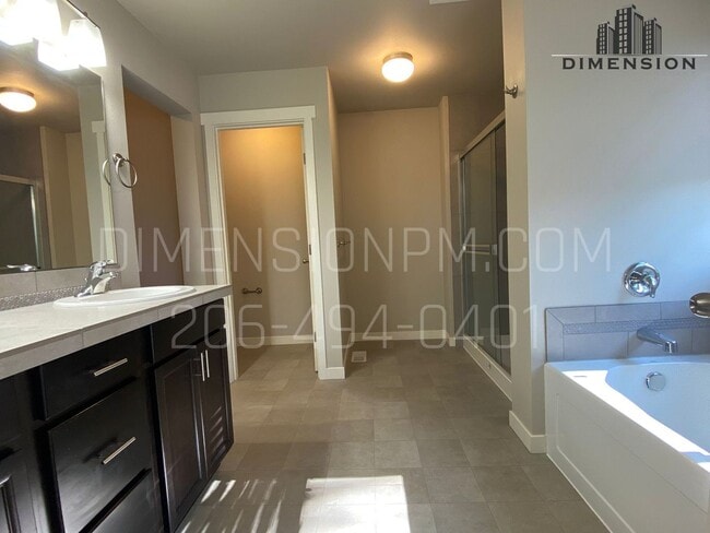Building Photo - Spacious 4 Bed, 2.5 Bath Home with Garage ...