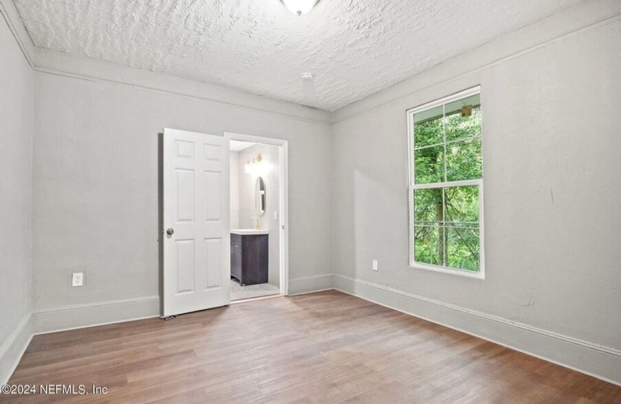Building Photo - 922 Glencarin St