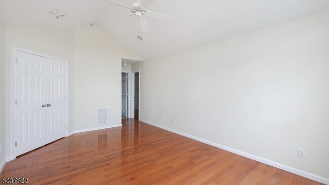 Building Photo - 1044 Shadowlawn Dr