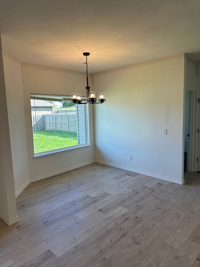 Building Photo - 4 bedroom, 3 car garage, home in Willard S...