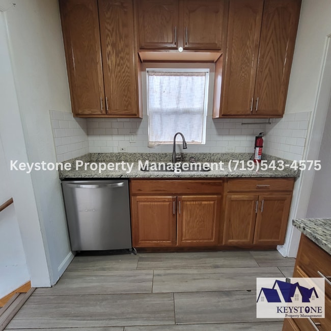 Building Photo - Pet Friendly North Side Home 2 Bedroom/1 Bathroom/1 Car Garage $1350/$1350