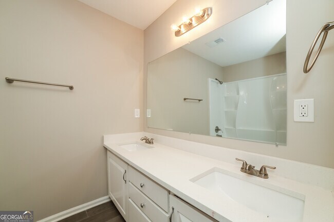 Building Photo - 8218 Lakeview Dr SW