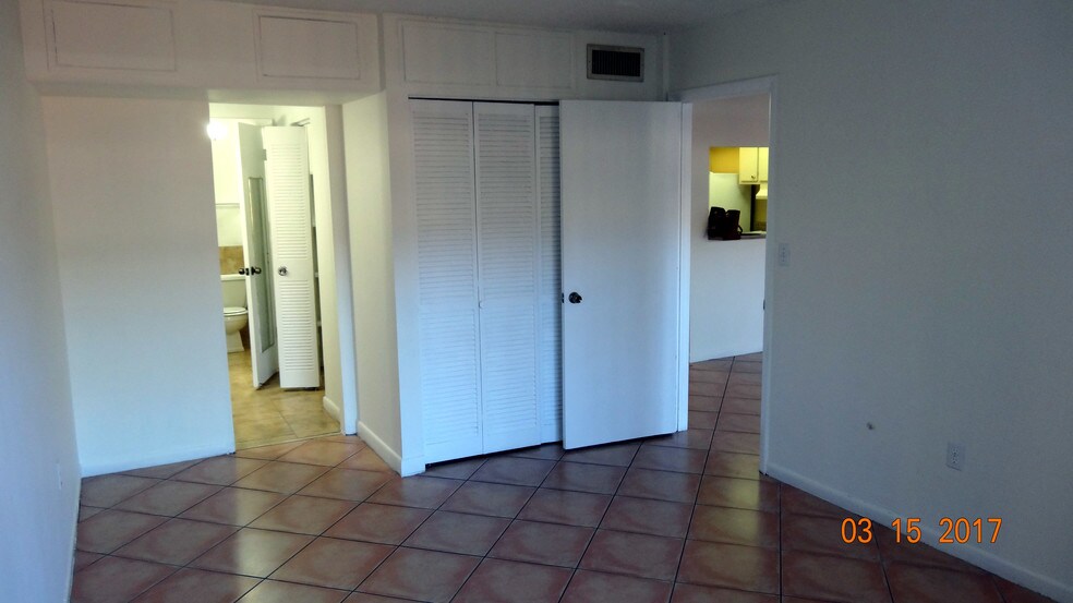 Building Photo - 11205 N Kendall Dr
