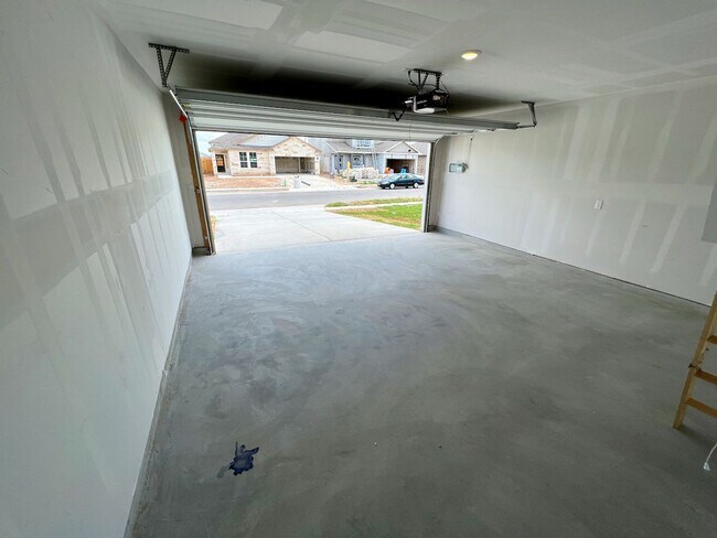 Building Photo - Beautiful 4-Bed 2-Bath Home in the Fabulou...