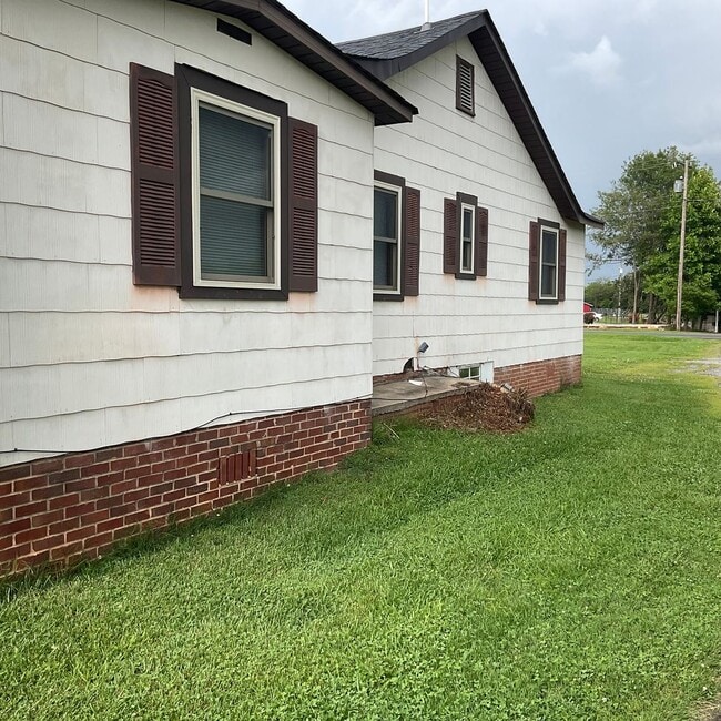 Building Photo - Farm house with 3 bedrooms, 1 1/2 baths
