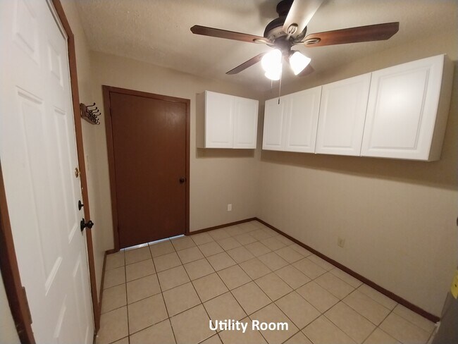 Building Photo - 608 Mayflower Ln