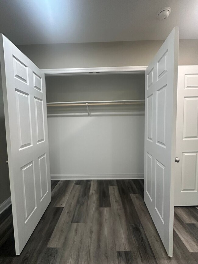 Building Photo - Stylish 2-Bed, 1.5-Bath Condo | Pool, Gym ...