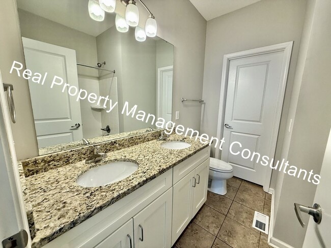 Building Photo - Spacious 3 Bed / 3.5 Bath in Blue Valley S...