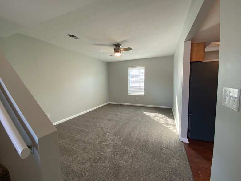 Living Room - 218 Pinnacle Ct