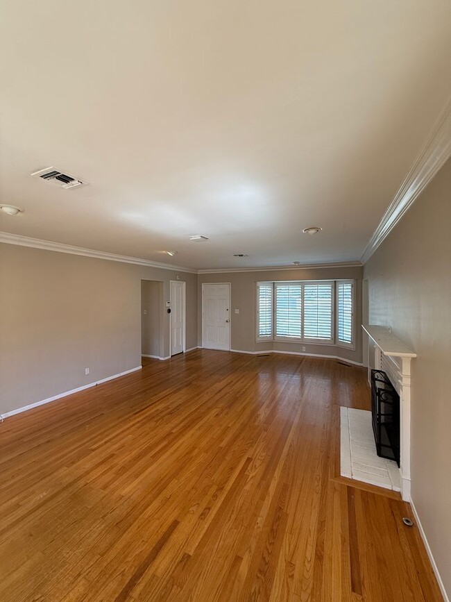 Building Photo - Beautiful, Ranch-Style, 4 Bedroom, 2 Bathroom Northridge Home Available For 1 Year Lease