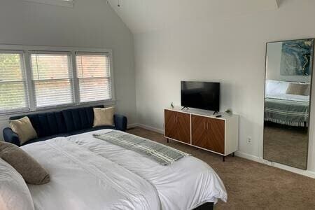 Building Photo - Fully Furnished!