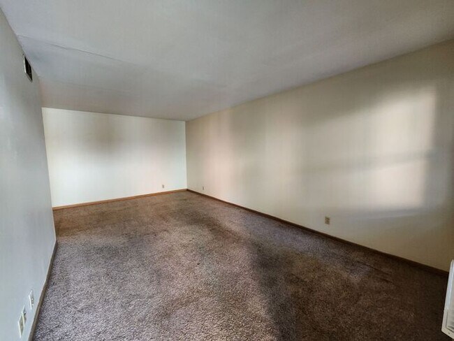 Building Photo - Charming 1-Bedroom Courtyard Level Apartme...