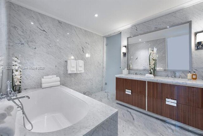 Building Photo - 15701 Collins Ave