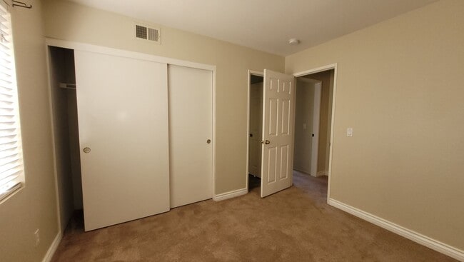 Building Photo - Beautiful Home in Quiet Neighborhood.